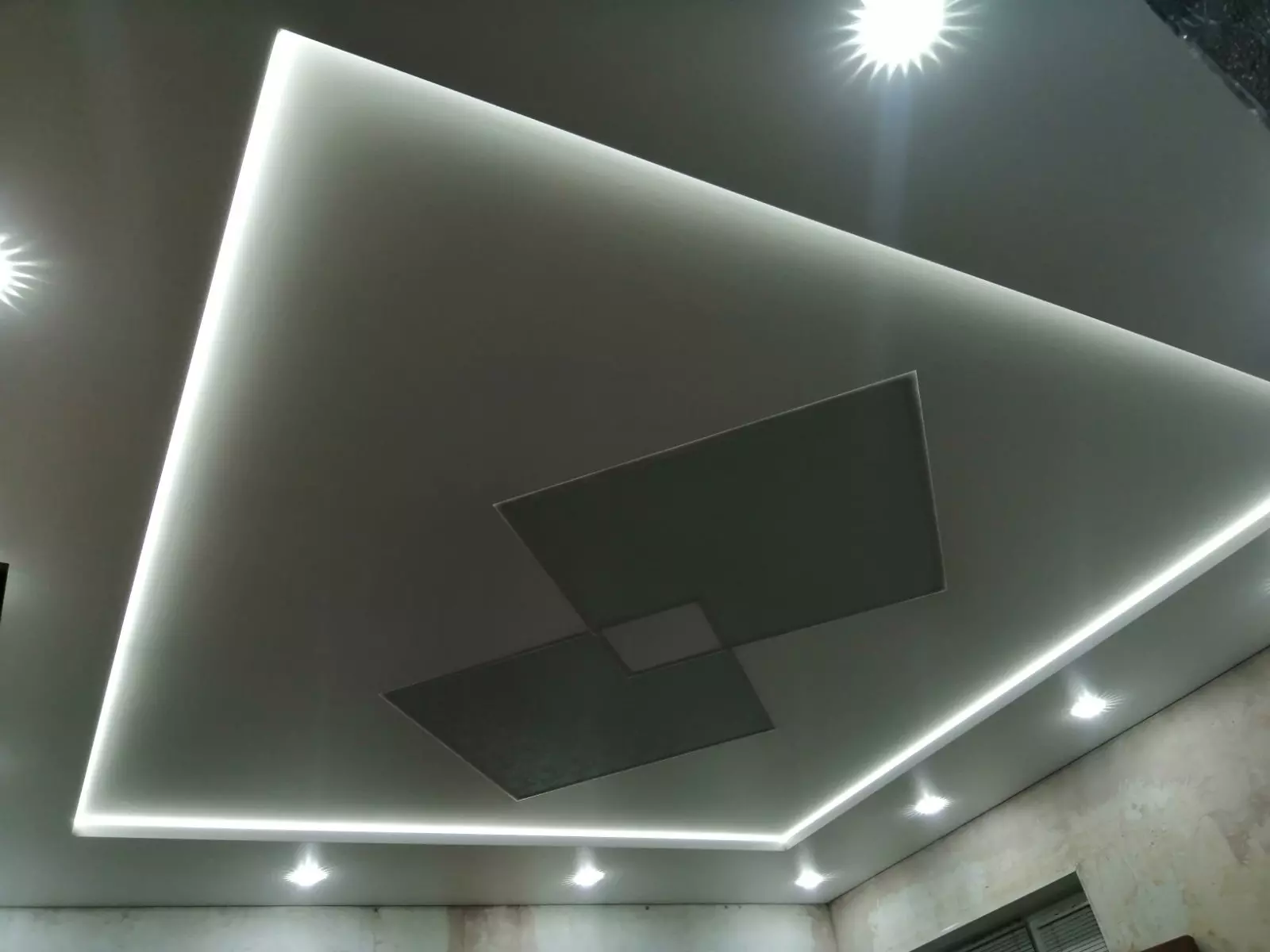 Натяжной потолок с подсветкой и нишей