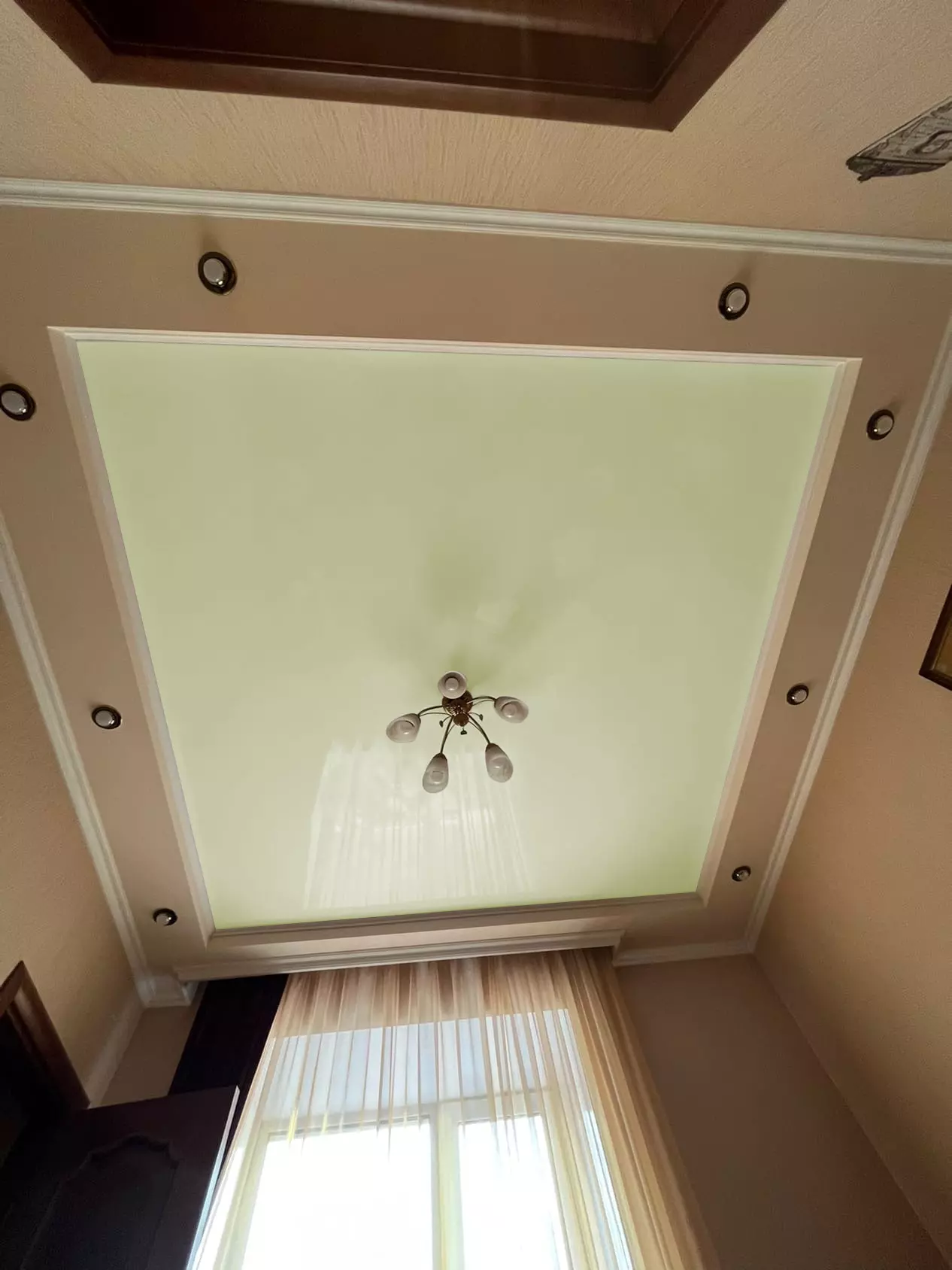 Бежевый натяжной потолок