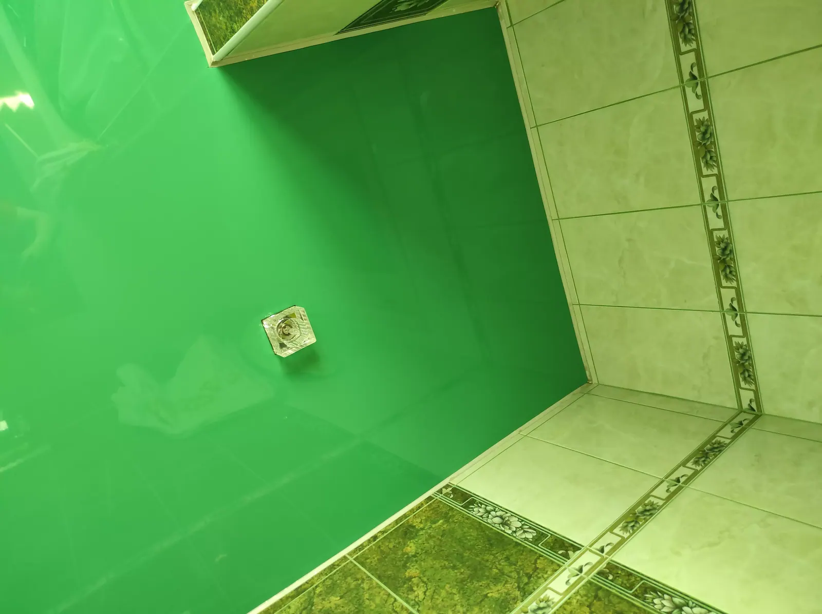 Зеленый натяжной потолок для санузла — Прокопьевск, улица Шишкина, 25а, фото 3