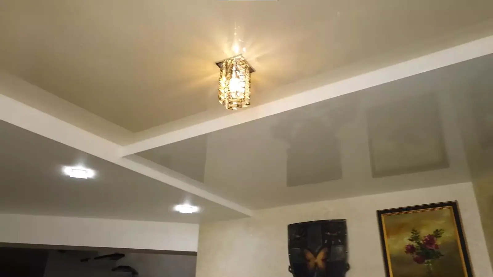 Многоуровневый бежевый натяжной потолок с подсветкой — Прокопьевск, улица Шишкина, 25а, фото 3
